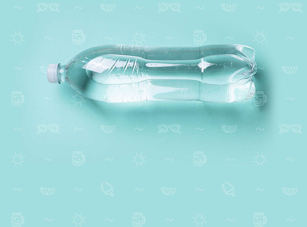 Wasserflasche auf blauem Hintergrund