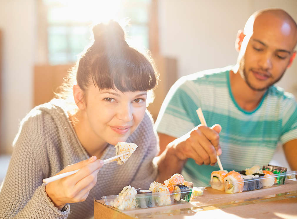 mladá žena a muž jedí sushi K-to go