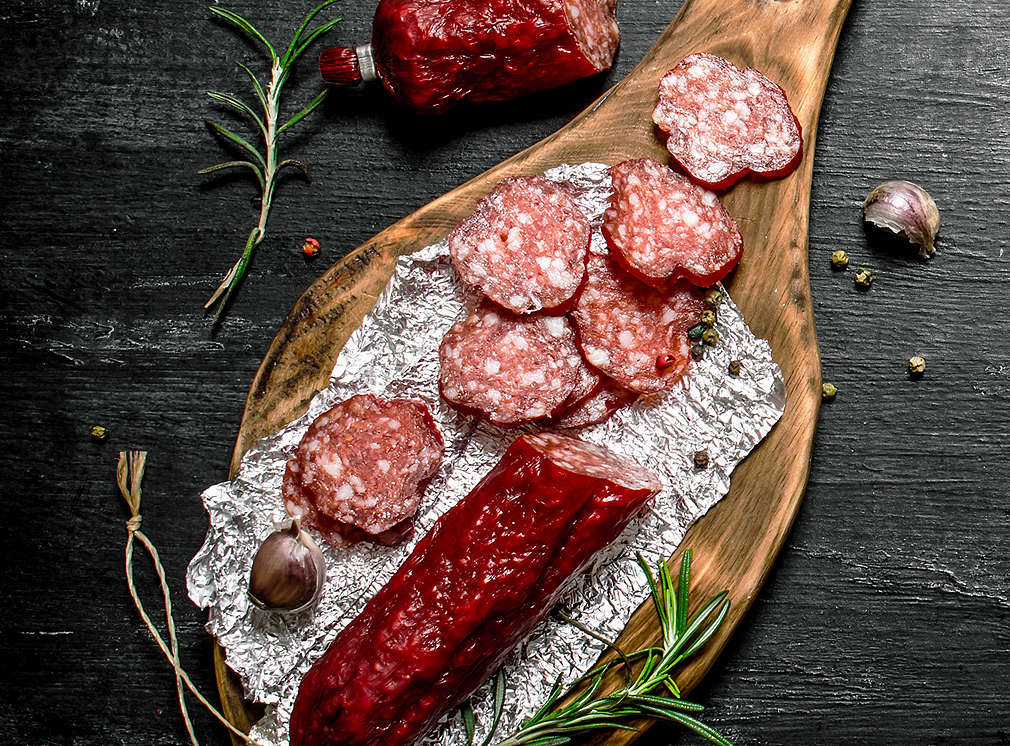 Aufgeschnittene Salami auf Brett