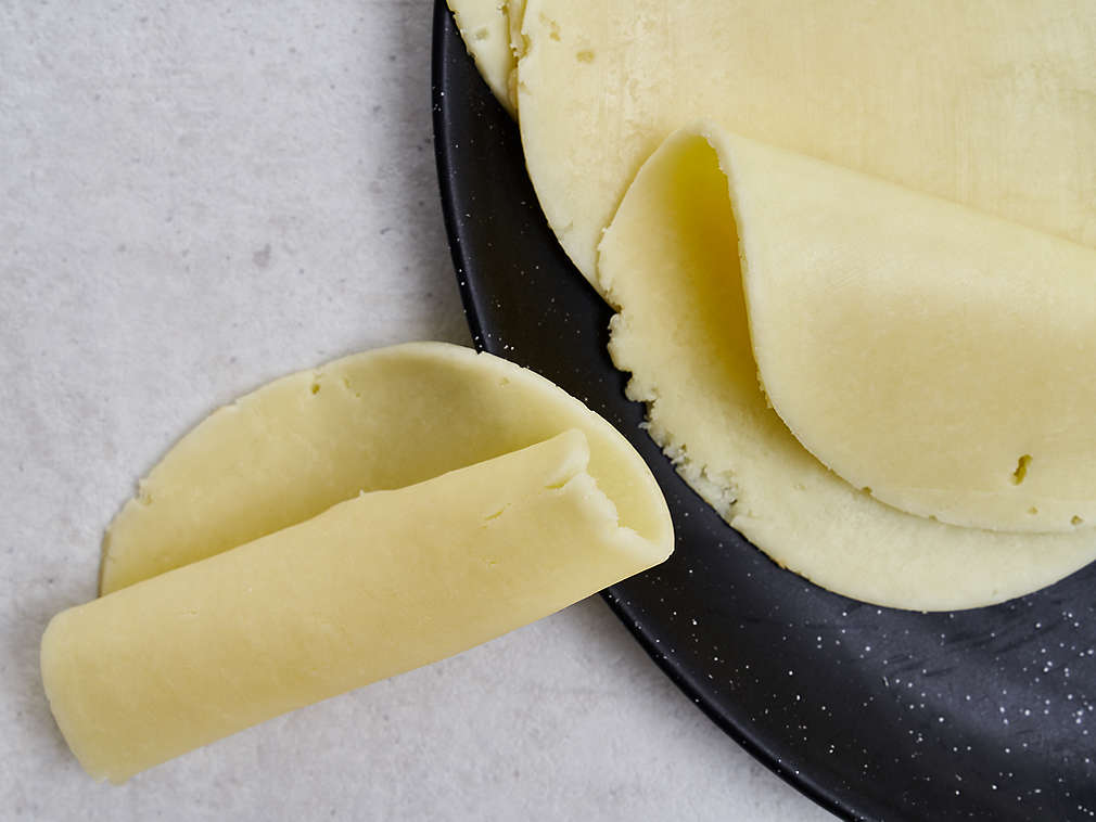 Svježi sir od maslaca u detaljnom prikazu