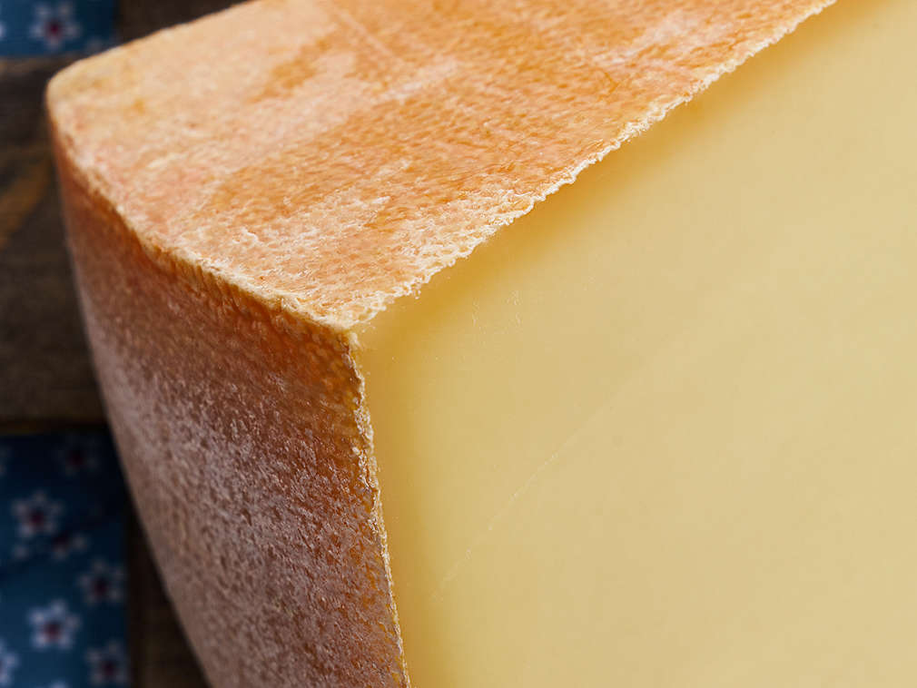 Brânză Appenzeller proaspătă în detaliu