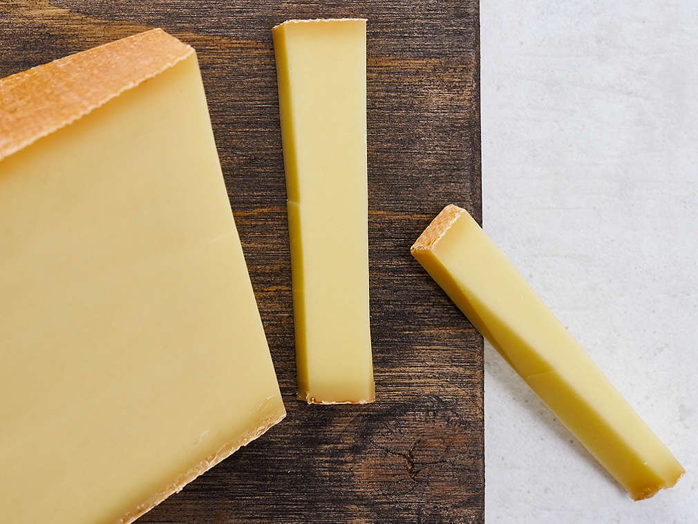 Brânză Appenzeller proaspătă în detaliu