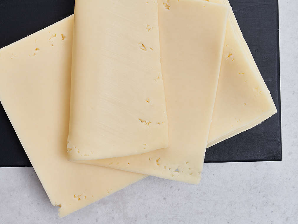 Brânză Edamer proaspătă în detaliu