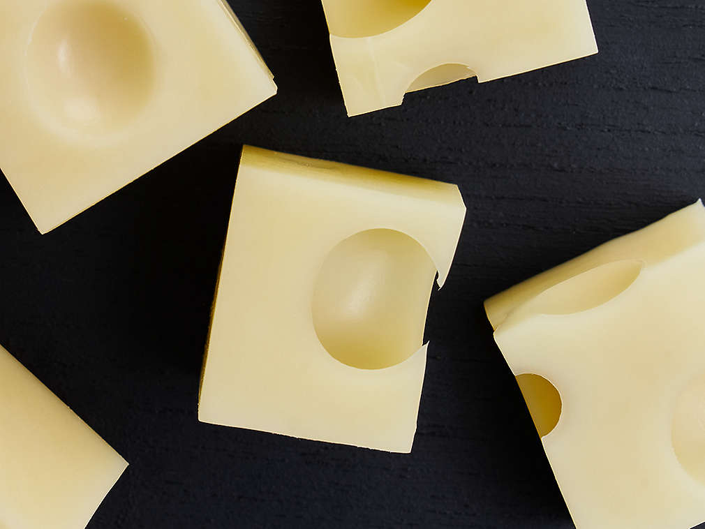 Frischer Emmentaler in der Detailansicht