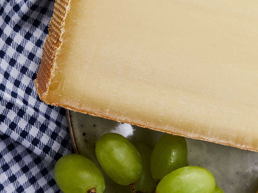 Frischer Gruyère in der Detailansicht