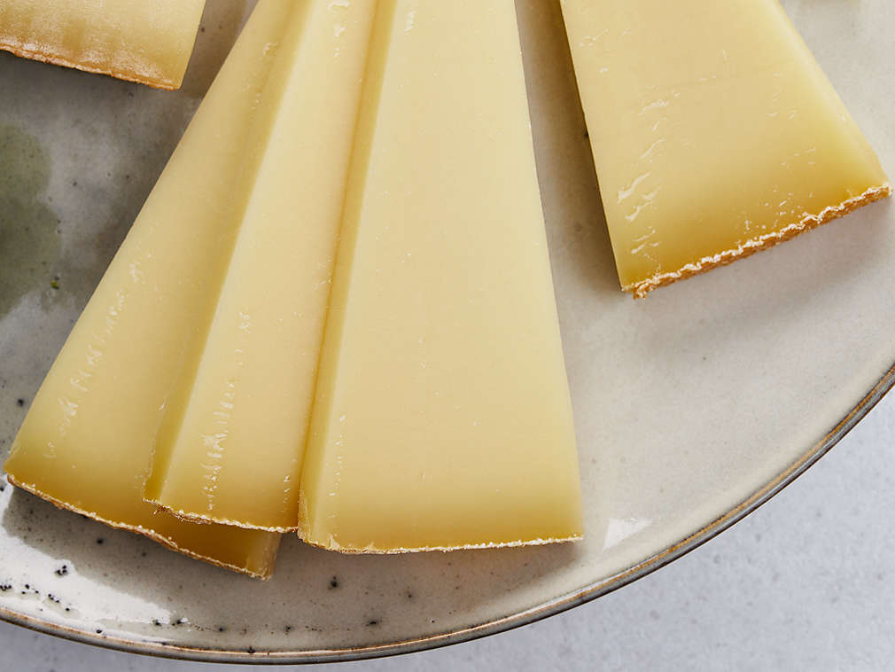 Frischer Gruyère in der Detailansicht