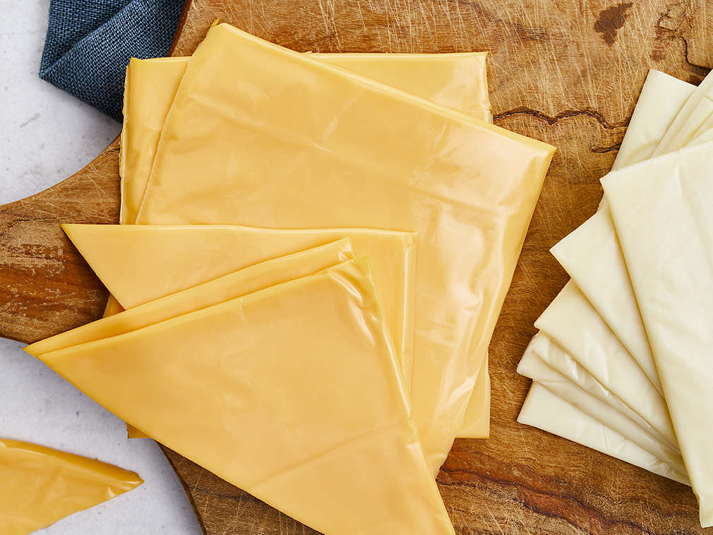 Čerstvý tavený plátkový sýr v detailním pohledu