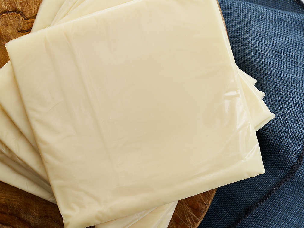 Čerstvý tavený plátkový sýr v detailním pohledu