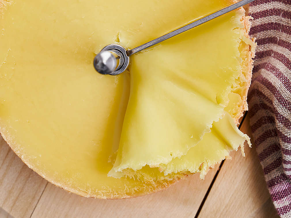 Svježi Tête de Moine u detaljnom prikazu