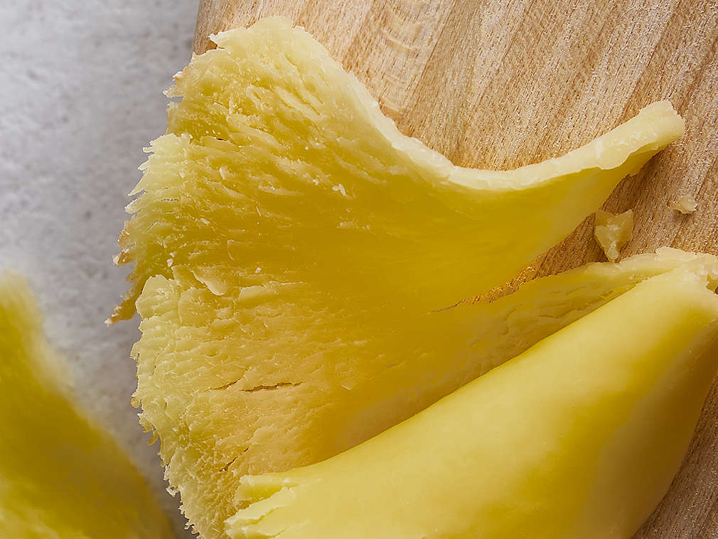 Svježi Tête de Moine u detaljnom prikazu