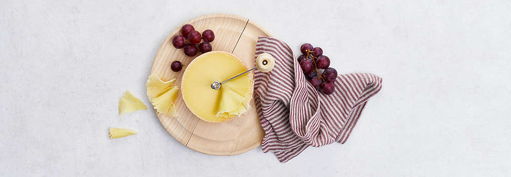 Imagine cu brânză Tête de Moine proaspătă