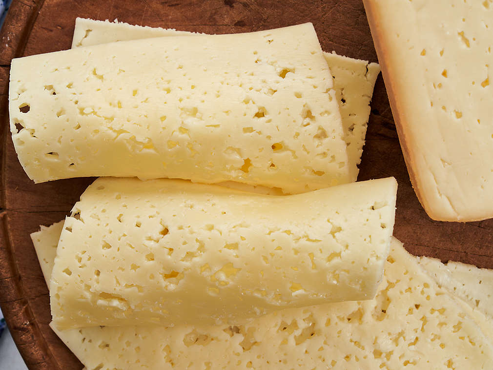 Brânză Tilsiter proaspătă în detaliu