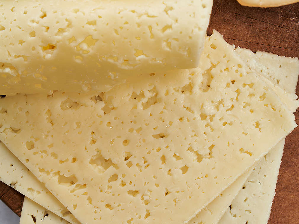 Brânză Tilsiter proaspătă în detaliu