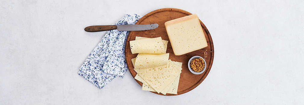 Imagine cu brânză Tilsiter proaspătă