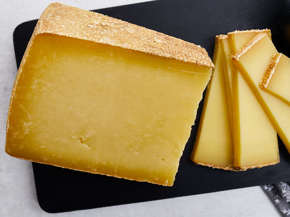 Frischer Bergkäse in der Detailansicht