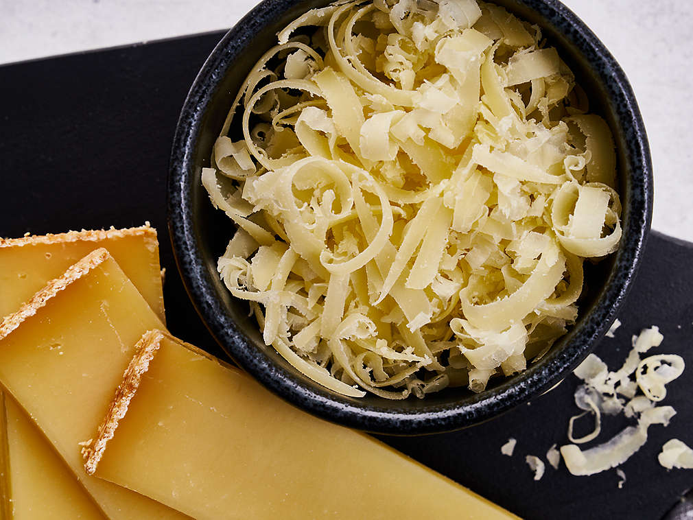 Frischer Bergkäse in der Detailansicht