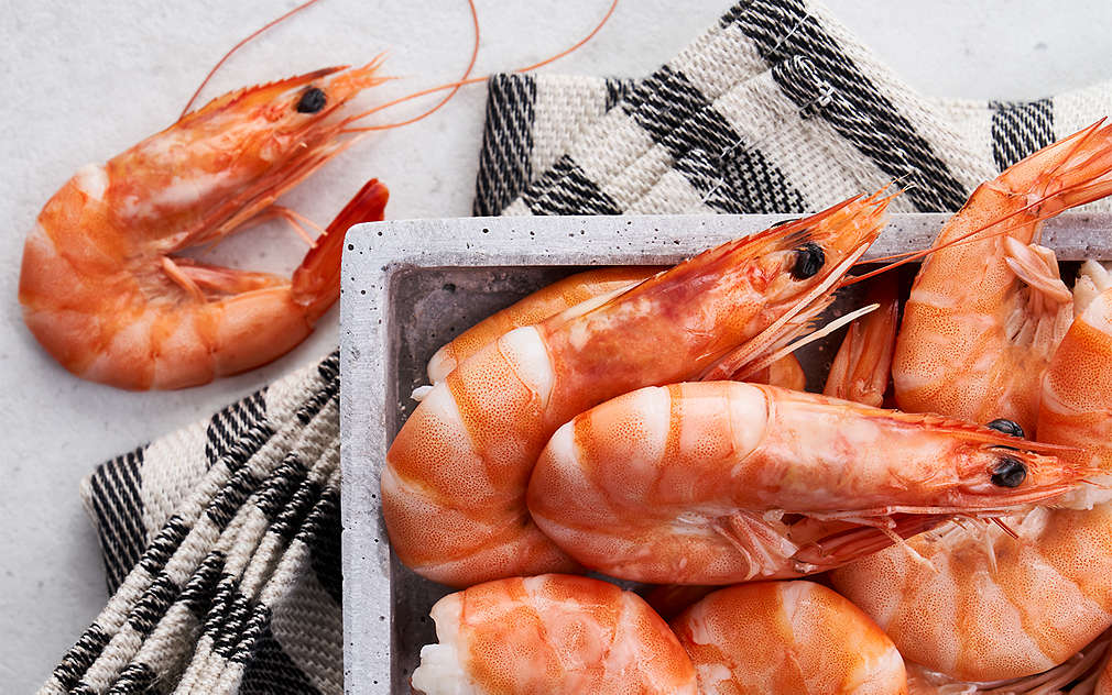 Račići i drugi sastojci, ulje i začinsko bilje na površini.