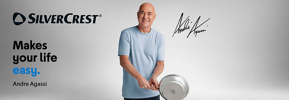 Der ehemalige Tennisprofi Andre Agassi lächelt in einem hellblauen T-Shirt vor einem grauen Hintergrund, während er eine Pfanne der Marke SILVERCREST hält, ergänzt durch den Slogan „Makes your life easy“ und seine Unterschrift., Der ehemalige Tennisprofi Andre Agassi l�chelt in einem hellblauen T-Shirt vor einem grauen Hintergrund, w�hrend er eine Pfanne der Marke SILVERCREST h�lt, erg�nzt durch den Slogan �Makes your life easy� und seine Unterschrift.