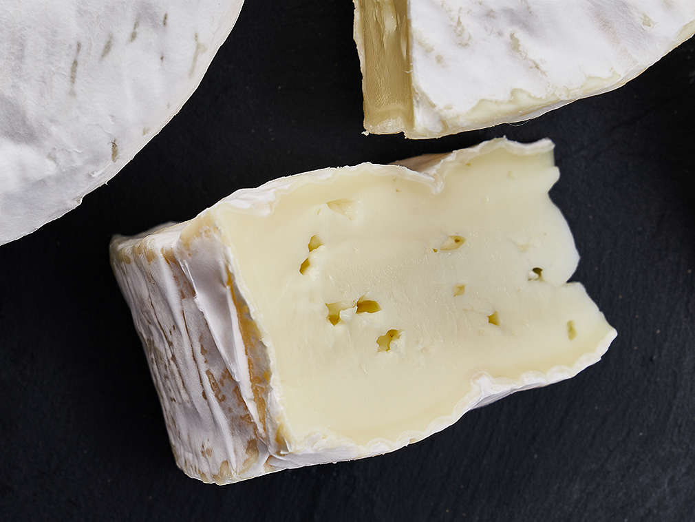 Detailný pohľad na čerstvý camembert