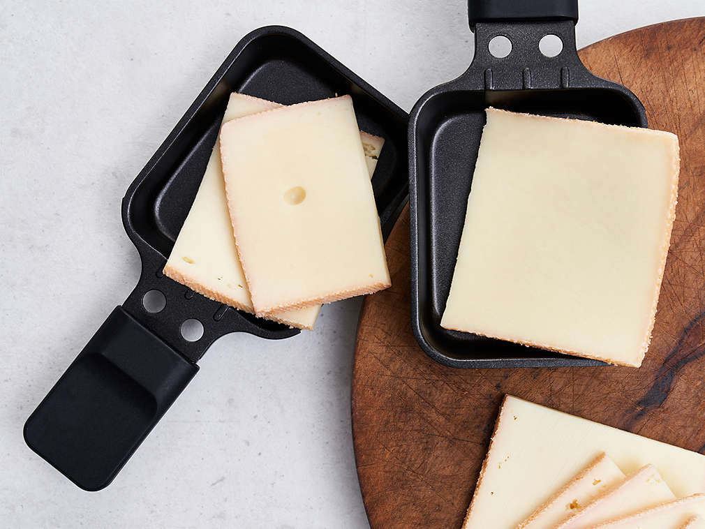 Frischer Raclettekäse in der Detailansicht