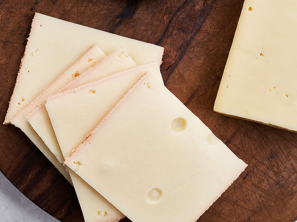 Frischer Raclettekäse in der Detailansicht