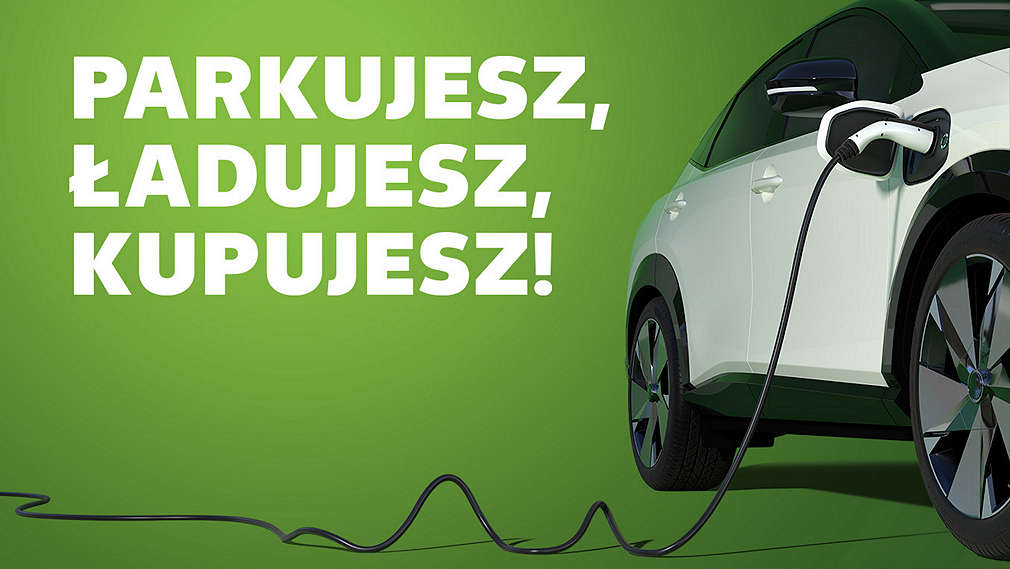 biały samochód elektryczny z widocznym kablem ładującym