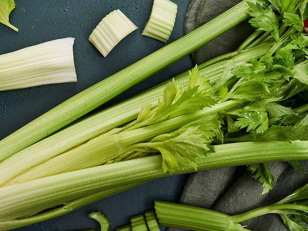 Frischer Staudensellerie in der Detailansicht