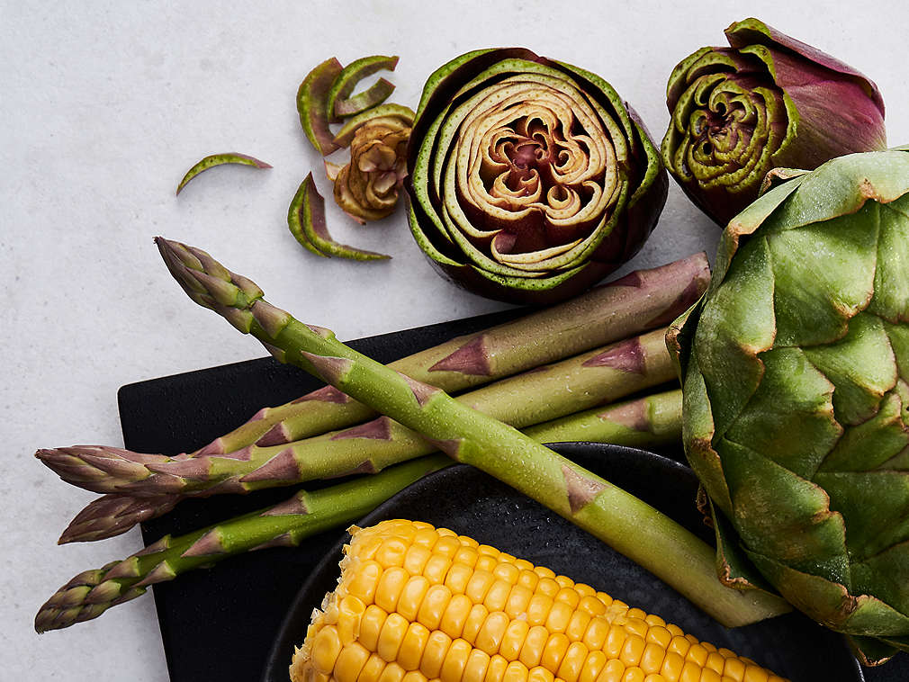 Legume crucifere și legume cu tulpini proaspete în detaliu