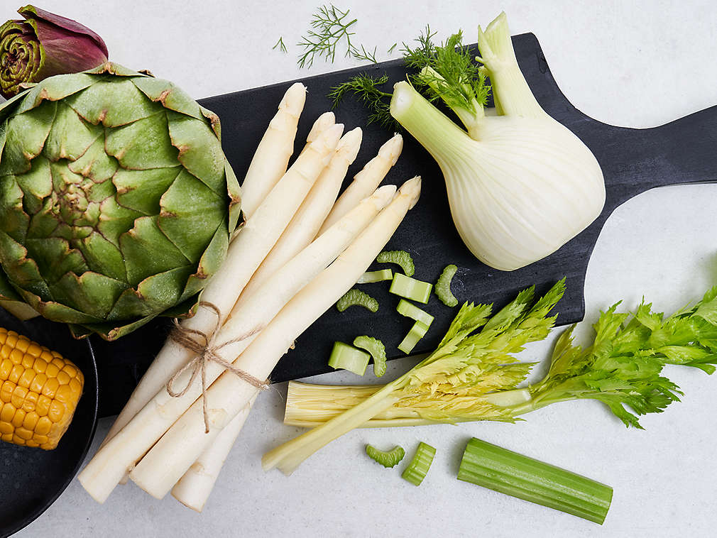 Legume crucifere și legume cu tulpini proaspete în detaliu