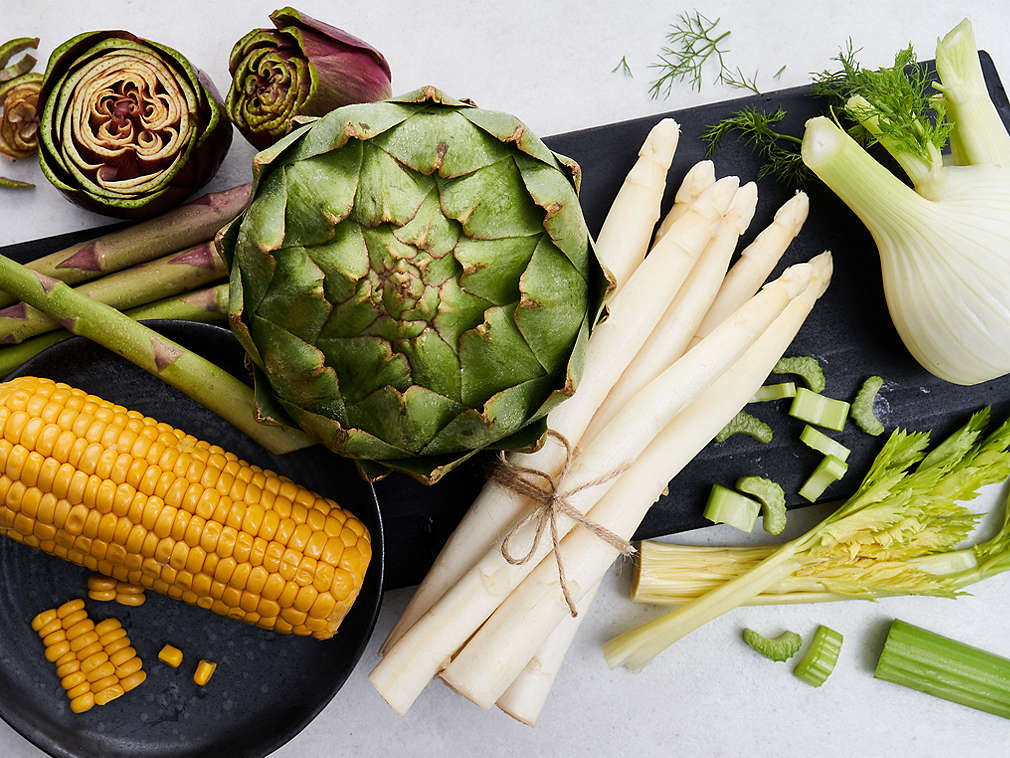 Legume crucifere și legume cu tulpini proaspete în detaliu