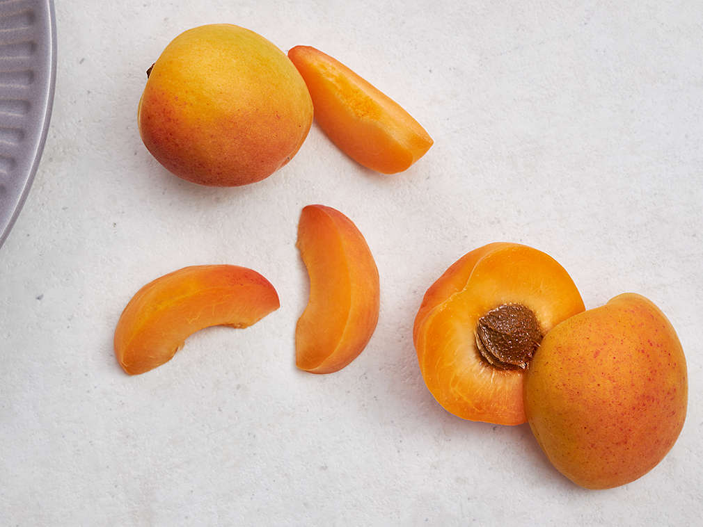 Čerstvé meruňky v detailním pohledu