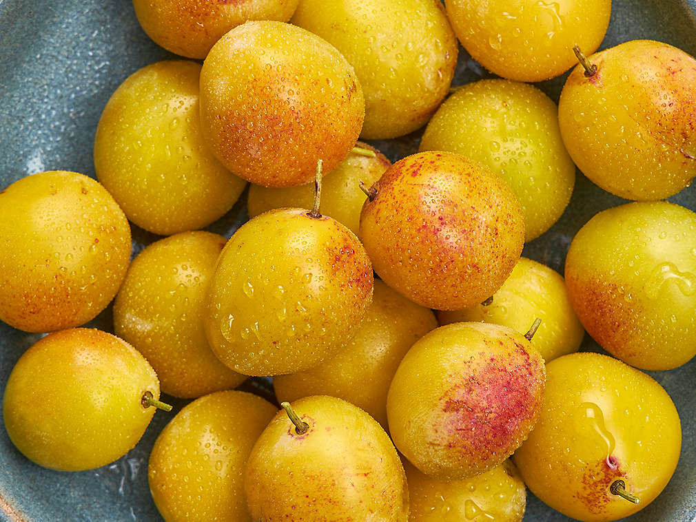 Детайлно изображение на пресни сливи Мирабела