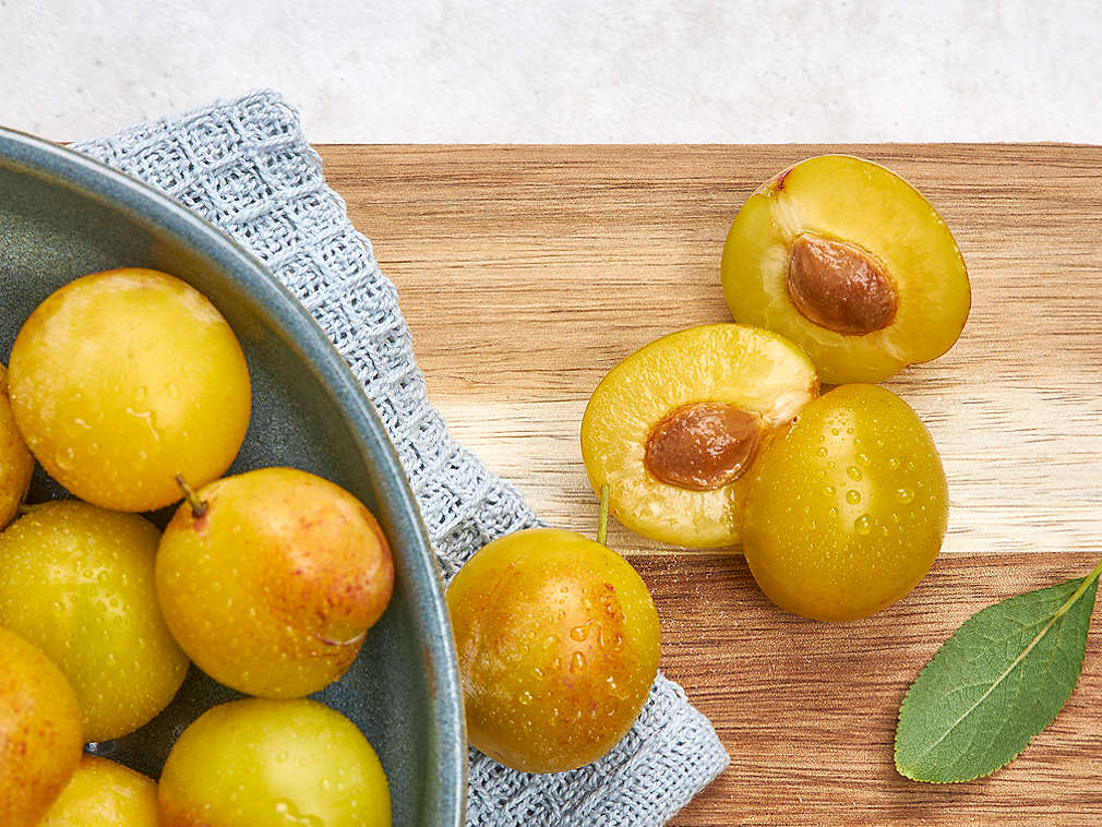 Детайлно изображение на пресни сливи Мирабела