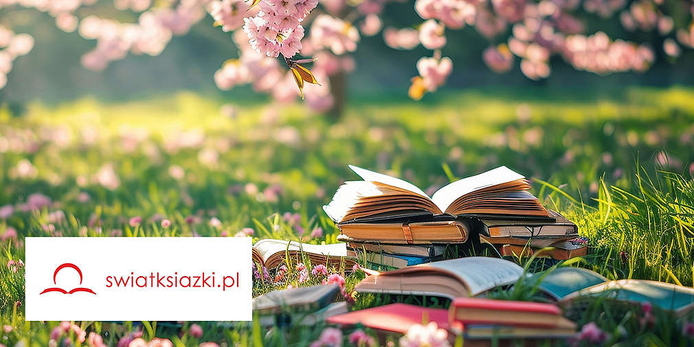 książki leżące na trawie
