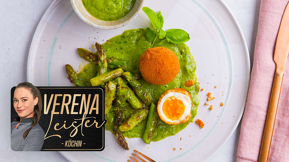 Knuspriges Ei auf grüner Spargelcreme und geröstetem Spargel