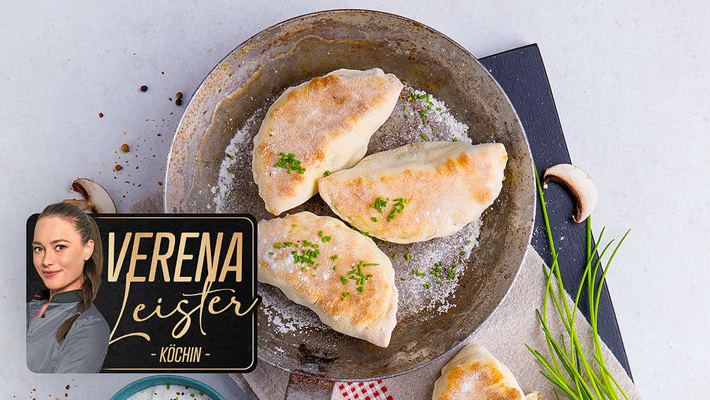 Pfannenbrot mit Champignon-Käsefüllung und Schnittlauchdip