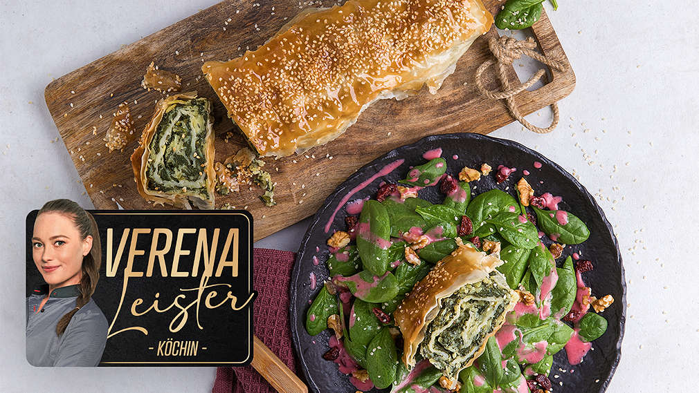 Spinatstrudel mit winterlichem Salat