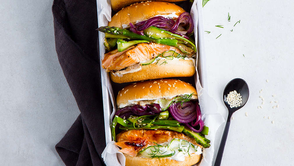 Top-Shot von Rezept Gegrillter Teriyaki-Lachs-Burger