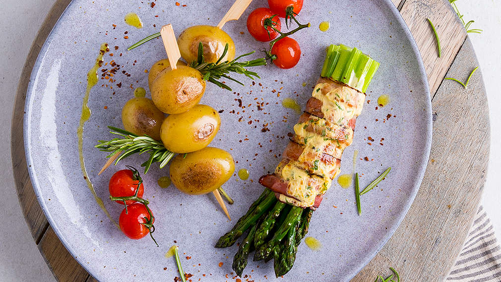 Top-Shot von Rezept Grüner Spargel mit Kartoffelspießen