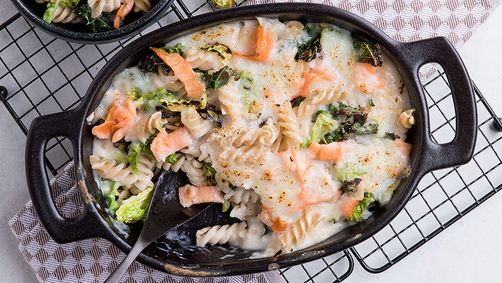 Rustikaler Lachs-Nudel-Auflauf mit Wirsing und Ziegenkäse