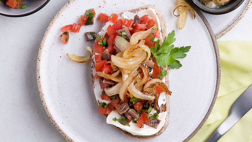 Rezept: Roggenmischbrot mit karamellisierten Zwiebeln