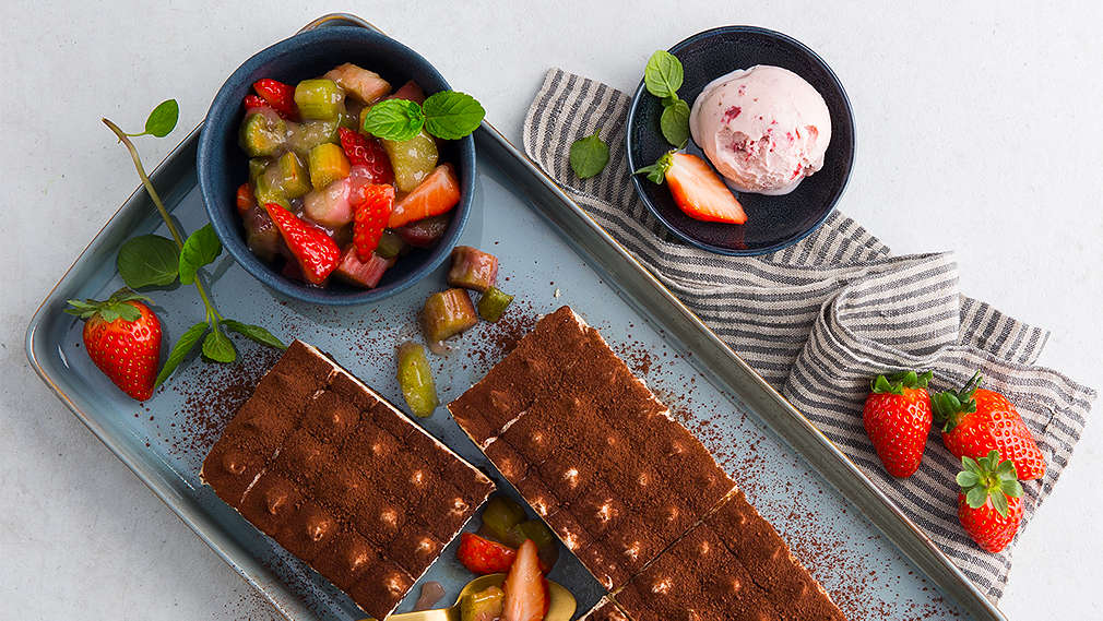 Top-Shot von Rezept Tiramisu mit Erdbeere und Rhabarber