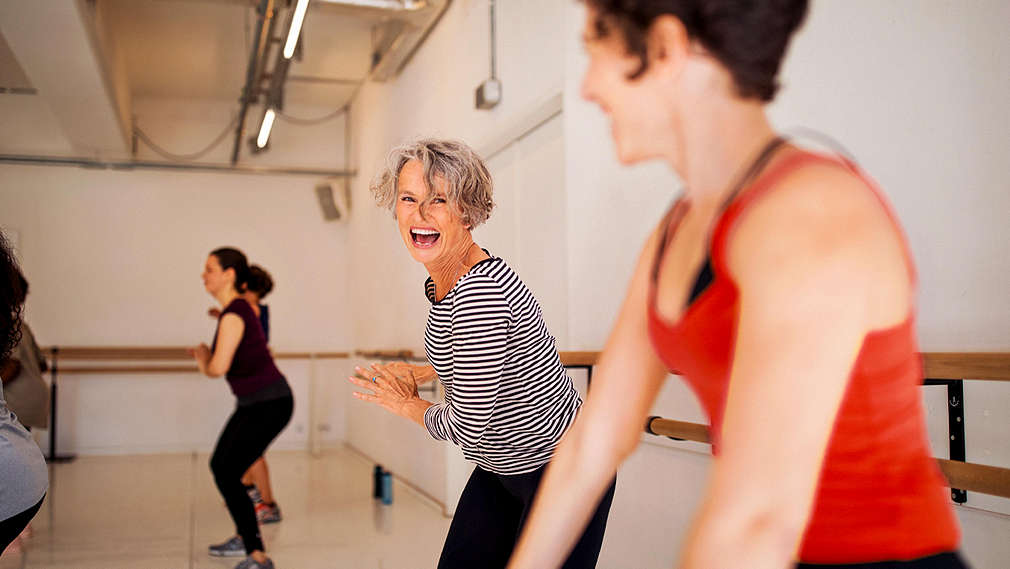 Kaufland-Mitarbeiterin berät Kundin in der Drogerieabteilung