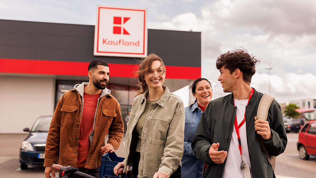 Luftaufnahme: Mitarbeiter aus Vertrieb, Zentrale und Logistik bilden das Kaufland-Logo