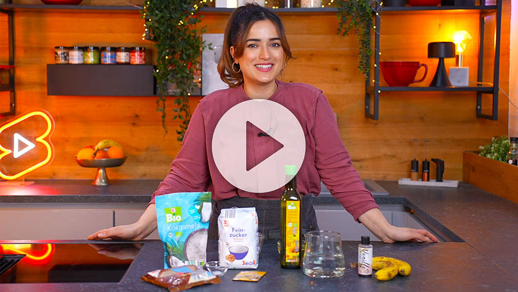 Backexpertin Kiki von Kikis Kitchen backt eine vegane Kokostorte