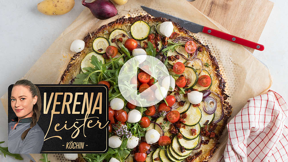 Rezeptbild: Kartoffel-Knusper-Pizza; Störer mit Bild und Schriftzug: Verena Leister - Köchin -