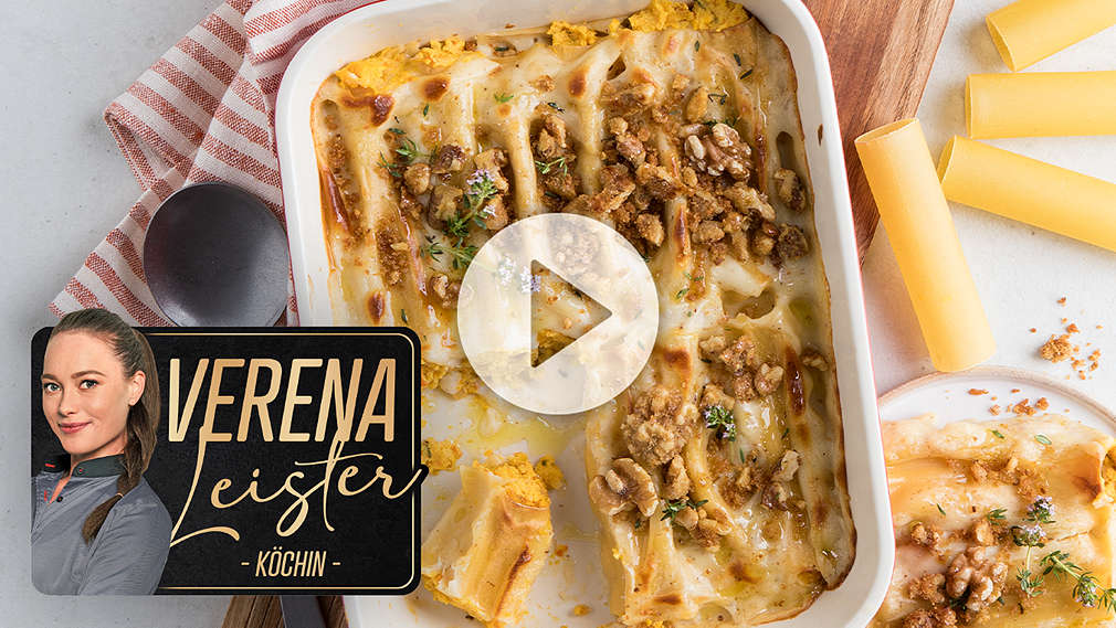Rezeptbild: Kürbis-Cannelloni mit Walnusskruste; Störer mit Bild und Schriftzug: Verena Leister - Köchin -
