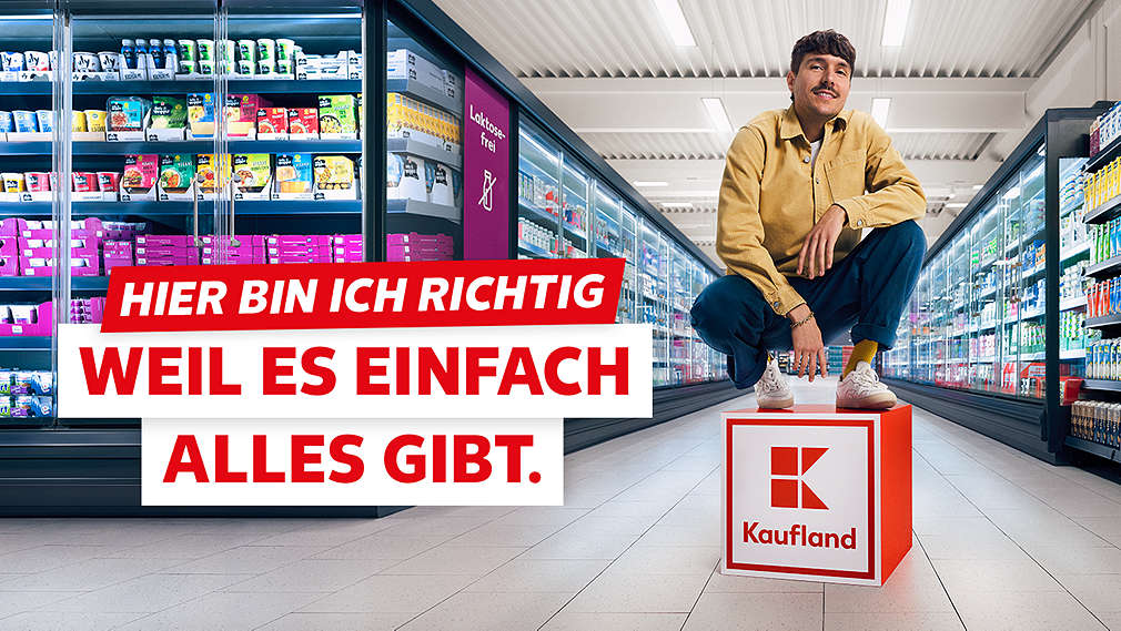 Schriftzug: Hier bin ich richtig weil es einfach alles gibt.; Abbildung: Junger Mann in einer Kaufland-Filiale