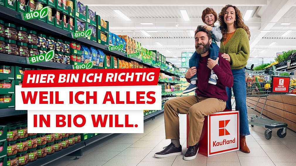 Schriftzug: Hier bin ich richtig weil ich alles in Bio will.; Abbildung: Familie in einer Kaufland-Filiale