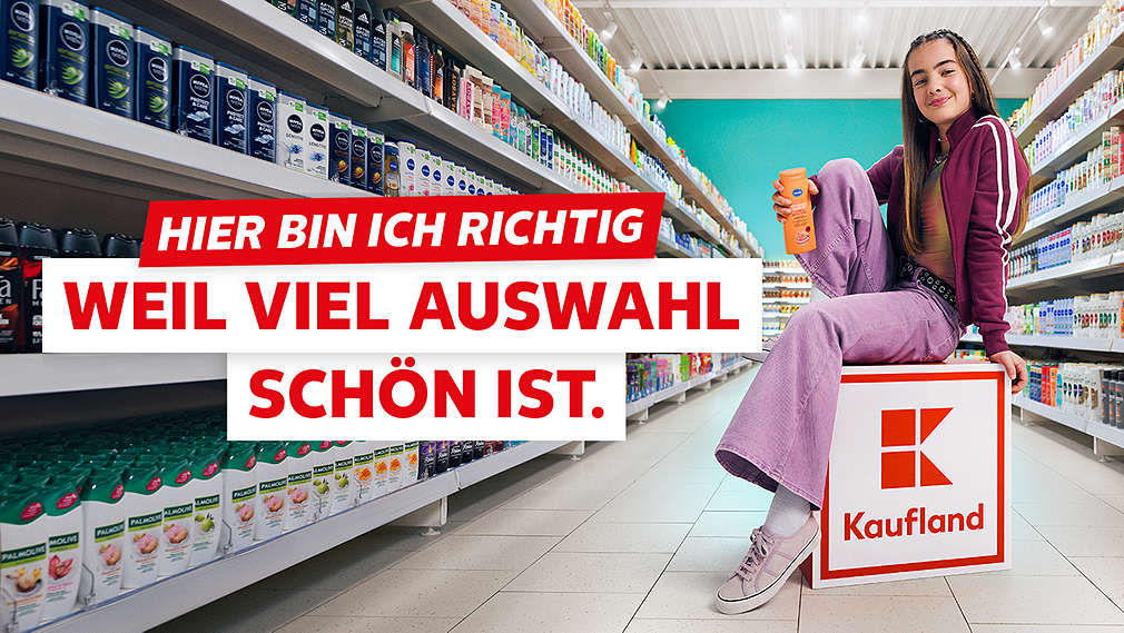 Schriftzug: Hier bin ich richtig weil viel Auswahl schön ist.; Abbildung: Mädchen in einer Kaufland-Filiale